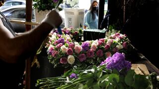 Un gesto digno de admirar: vecinos de Los Ángeles recaudan 20,000 dólares para jubilar a vendedor de flores de 82 años