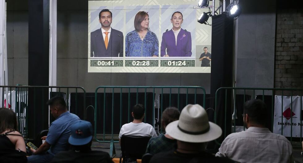 Periodistas escuchan el debate presidencial este domingo, en el Centro Cultural Universitario Tlatelolco en la Ciudad de México (México). EFE/Isaac Esquivel