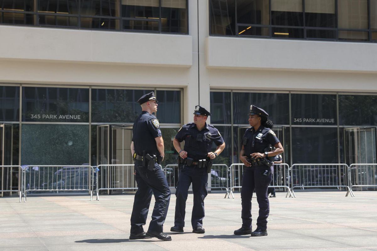 Agentes de la policía de Nueva York vigilan el edificio situado en el número 345 de Park Avenue un día después de un tiroteo, en Nueva York, Estados Unidos. Foto: EFE/EPA/SARAH YENESEL
