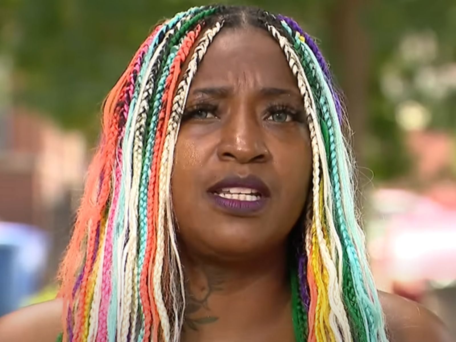 Cynthia recuerda el momento en que su esposo, Cheiah, fue detenido después de su audiencia en 55 East Monroe. (Crédito: CBS Chicago / YouTube)