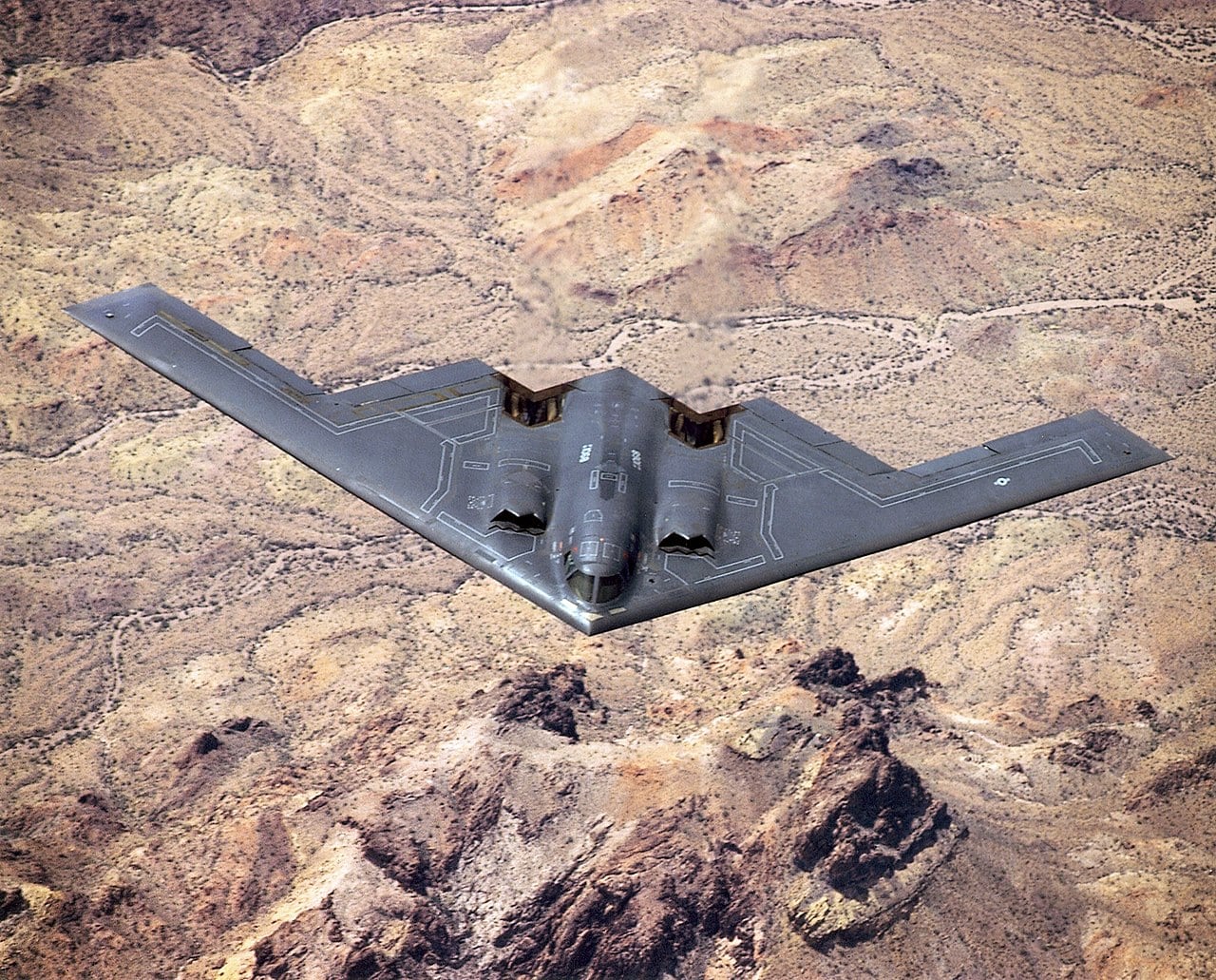 Primer vuelo público del bombardero de Estados Unidos B-2. (Dominio público).