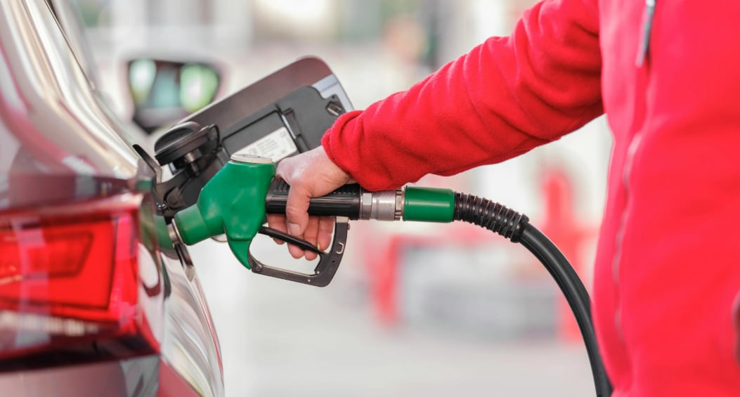 La caída de los precios del combustible en 2025 brindará un alivio bienvenido a los conductores (Foto: AFP)