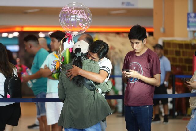 No faltaron las lágrimas durante la llegada de los familiares del extranjero. (Foto: Jesús Saucedo/@photo.gec)