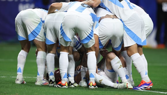 ATLANTA, GEORGIA - JUNE 20: Players of Argentina check on teammate Alexis Mac Allister who suffered an injury during of Argentina's first goal scored by Julian Alvarez of Argentina during the CONMEBOL Copa America group A match between Argentina and Canada at Mercedes-Benz Stadium on June 20, 2024 in Atlanta, Georgia. (Photo by Todd Kirkland/Getty Images)