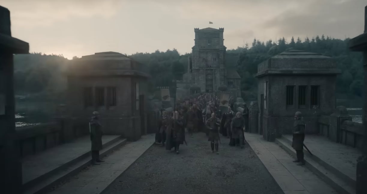 Los Lobos de Invierno cruzando Los Gemelos de los Frey para unirse al ejército de los Negros (Foto: HBO)