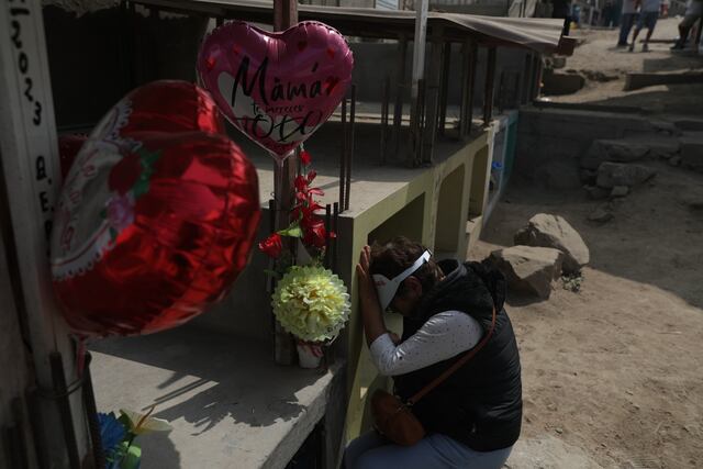 Con flores, cartas y globos, los visitantes se prepararon para una jornada cargada de recuerdos, amor y recogimiento. Foto: Julio Reaño/@photo.gec