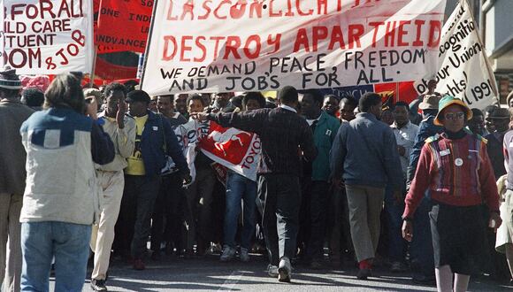 Varios miles de partidarios del Congreso Nacional Africano (ANC) realizaron una marcha de protesta por el centro de Johannesburgo, el 15 de junio de 1991, donde el ANC pidió paz, libertad y empleo. (Foto de Trevor SAMSON / AFP)