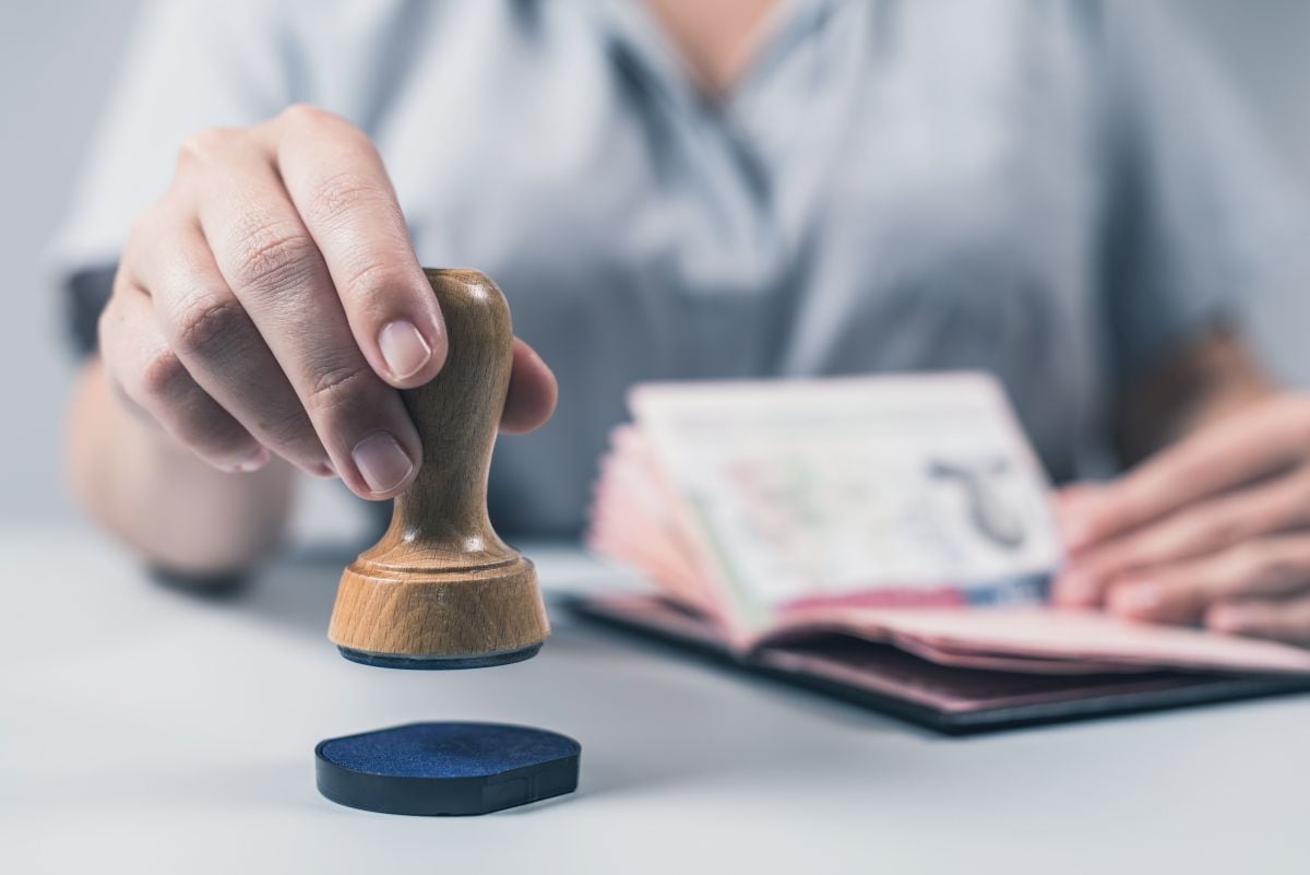 Padres, cuidadores y personas que necesitan atención cara a cara podrán encontrar en estas jornadas un espacio más flexible para solicitar su pasaporte (Foto: FTiare / iStock)