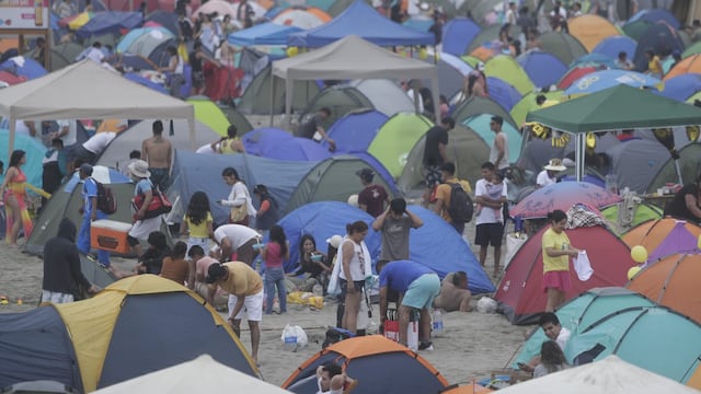 León Dormido: cientos de personas acamparon en la playa y disfrutan del primer día del 2024 | FOTOS
