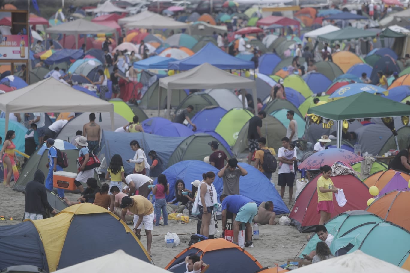 Cientos de personas llegaron hasta la playa León Dormido para recibir el primer día del 2024. (Fotos: Hugo Pérez/ @photo.gec)