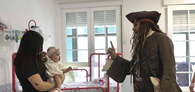 No lo esperaban y llegó como ‘Jack Sparrow’: la emotiva visita de Johnny Depp a niños con cáncer