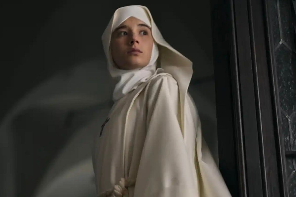 La hermana Narcisa tienes dudas sobre hacer sus votos al inicio de la película española "Hermana Muerte" (Foto: Netflix)