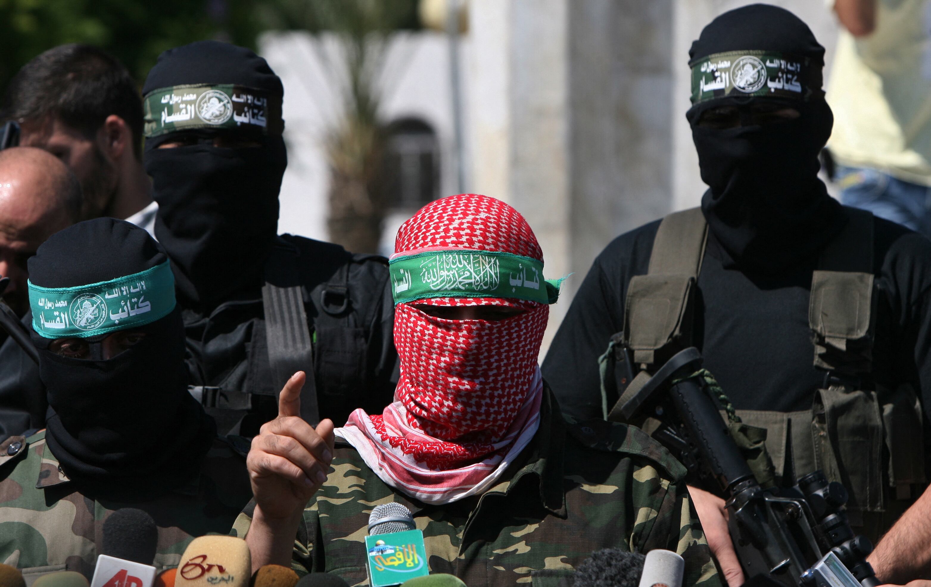 Abu Obaida, portavoz de las Brigadas Ezzedine Al-Qassam, el brazo armado de Hamas, durante una conferencia de prensa en la ciudad de Gaza el 30 de septiembre de 2009. (Foto de MAHMUD HAMS / AFP / Archivo)