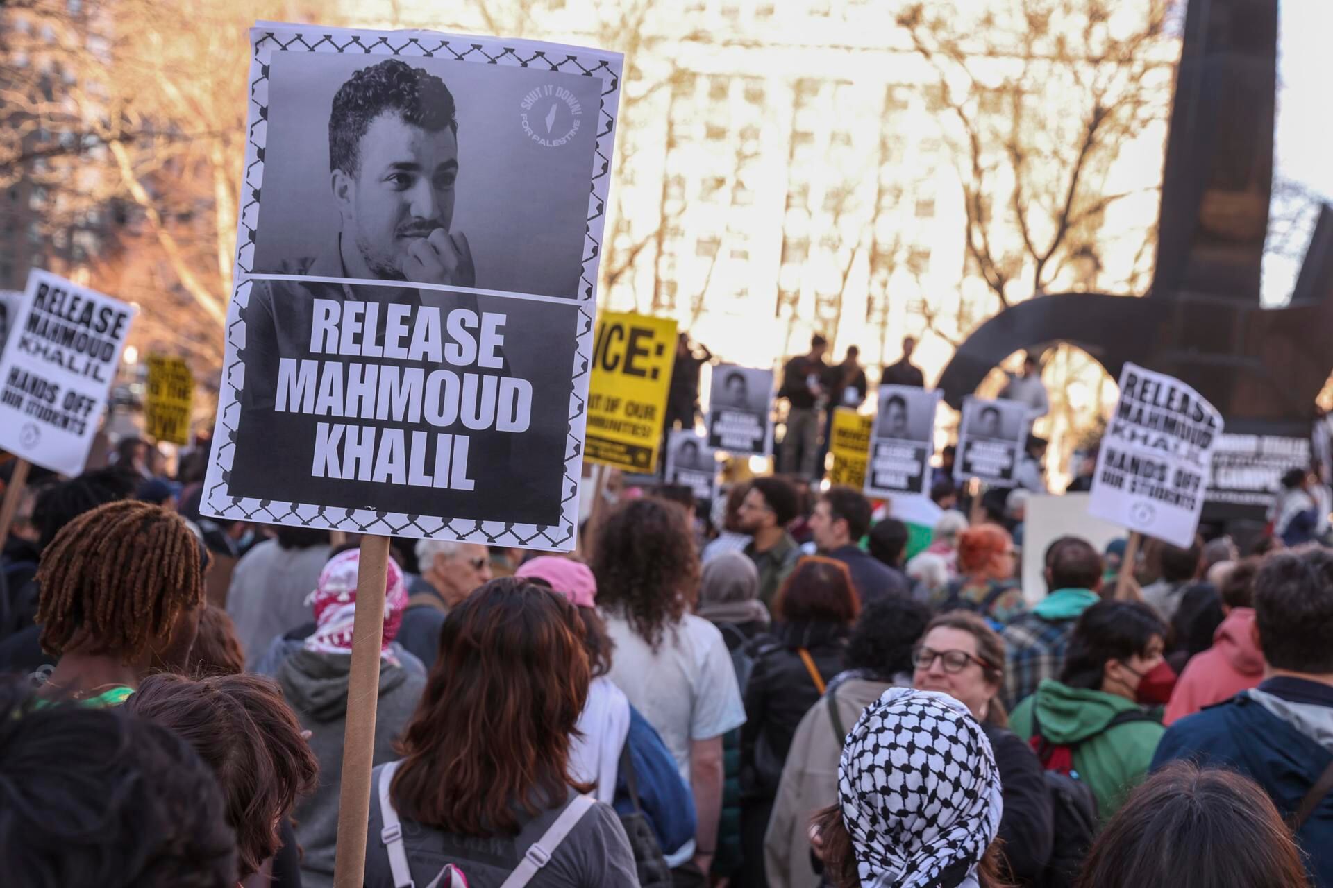 Varias personas se reúnen en Foley Square, cerca de una oficina del Servicio de Inmigración y Control de Aduanas de Estados Unidos, para protestar por el arresto del activista palestino Mahmoud Khalil. (EFE/EPA/SARAH YENESEL).