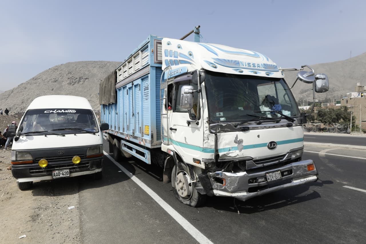 Lima 2 de enero de 2026 | Así quedó el camión, de placa W1Y-871 tras el accidente | Fotos: Lenin Tadeo (@photo.gec)