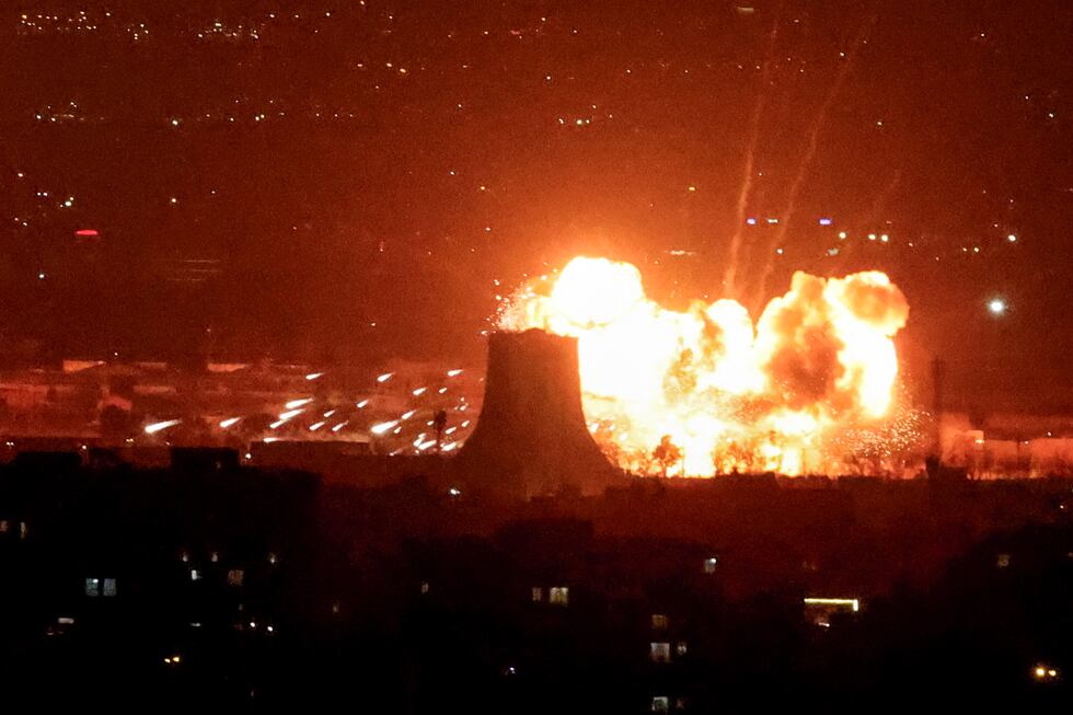 Una explosión se produce tras los ataques cerca de la Torre Azadi, cerca del Aeropuerto Internacional de Mehrabad en Teherán, el 7 de marzo de 2026.(Foto de ATTA KENARE / AFP).