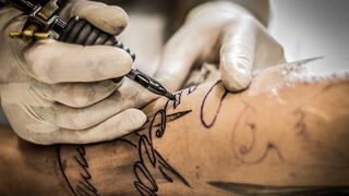 Muestra el tatuaje que se hizo en honor a su novia, pero se vuelve víctima de burlas