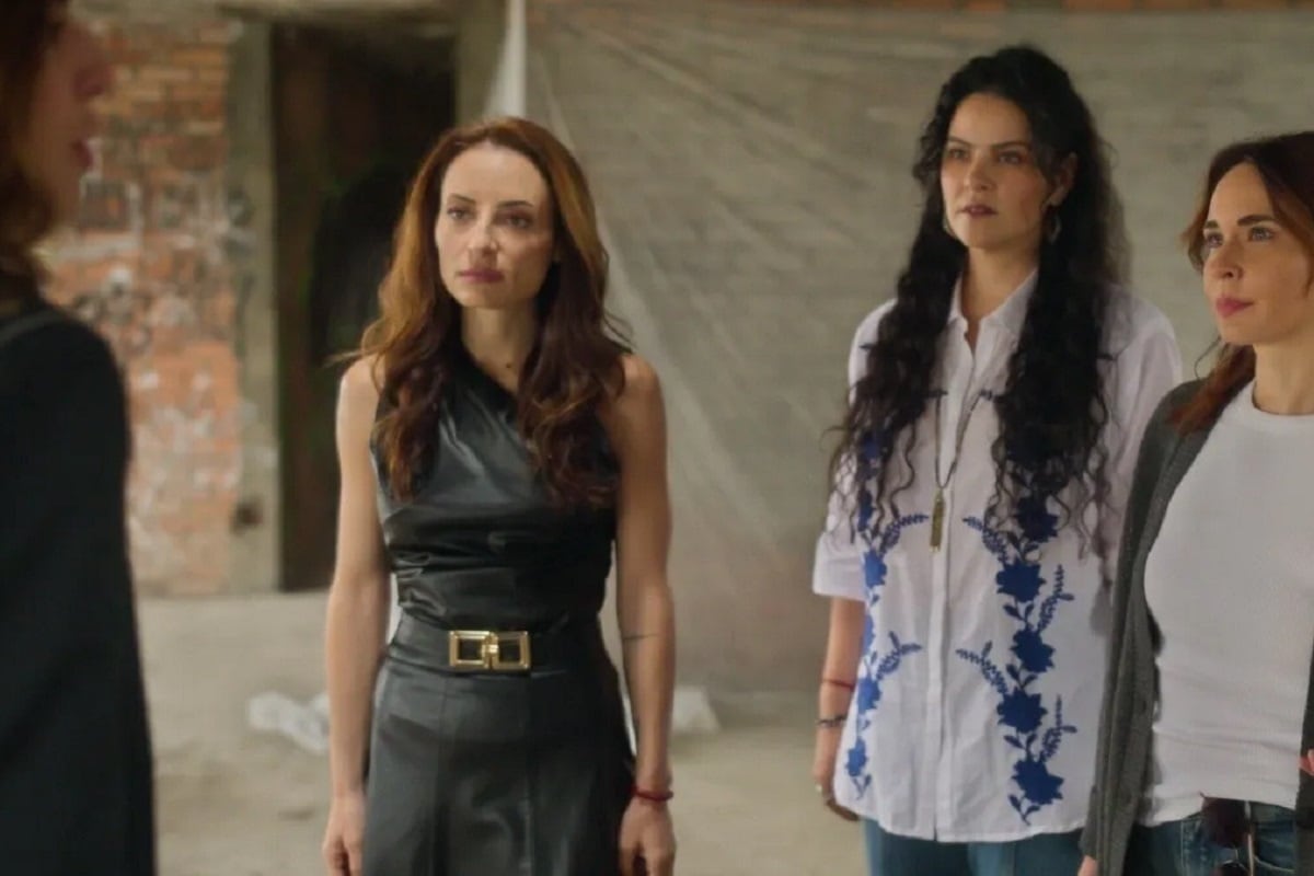 Martina, Sofía, Fernanda e Irene confrontando a Brenda en la serie mexicana "Pacto de silencio" (Foto: Netflix)