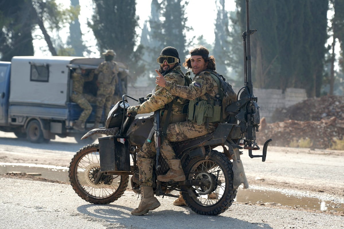Yihadistas conducen por la autopista internacional M5 en el área de Zarbah, que fue tomada por combatientes antigubernamentales, el 29 de noviembre de 2024, provincia de Alepo, norte de Siria. (Foto de Rami al SAYED / AFP)