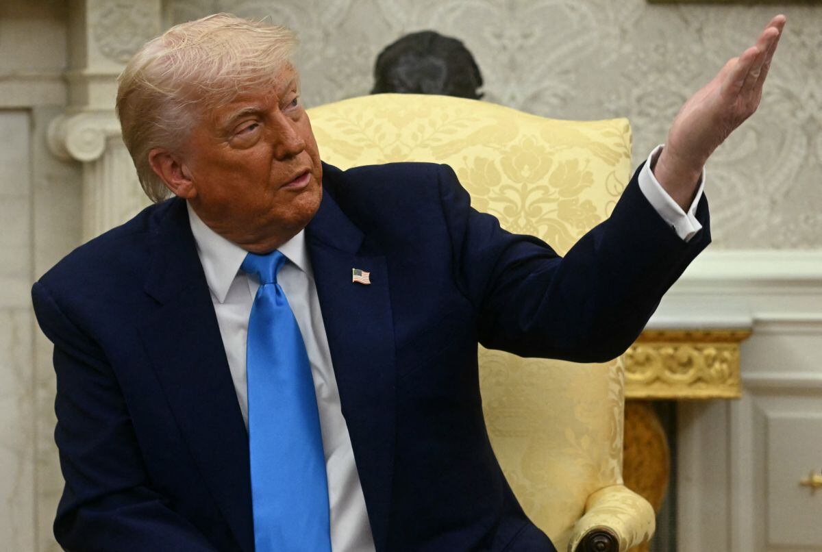 Trump hace un gesto durante su reunión con el presidente sudafricano Cyril Ramaphosa en la Oficina Oval de la Casa Blanca en Washington, D.C., el 21 de mayo de 2025 (Foto: Jim Watson / AFP)