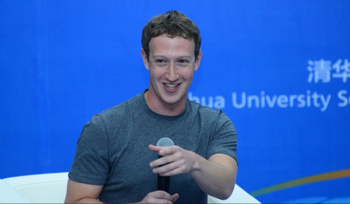 Esta fotografía tomada el 22 de octubre de 2014, publicada por la Universidad de Tsinghua, muestra a Mark Zuckerberg pronunciando un discurso cuando fue nombrado miembro del consejo asesor de la Escuela de Economía y Administración de Tsinghua en Beijing (Foto: AFP / Universidad de Tsinghua)