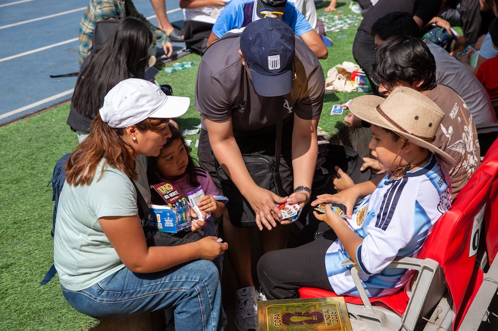 Padres e hijos reunidos en el “Cambiatón” del Estadio Nacional, para el intercambio y venta de figuritas del Mundial 2026. (Foto: Fernando Sangama / GEC).