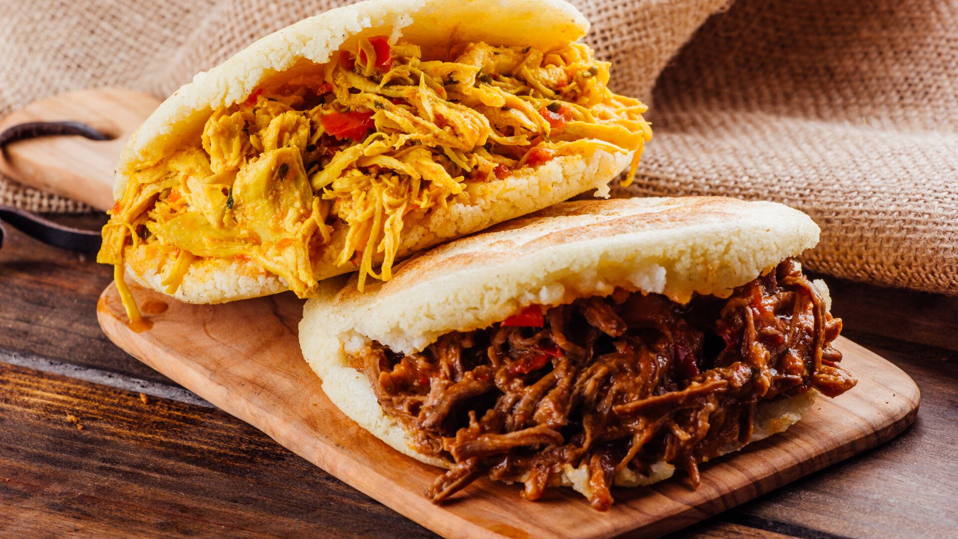 La carne roja es rica en ácidos grasos saturados, que aumentan el colesterol LDL en la sangre.