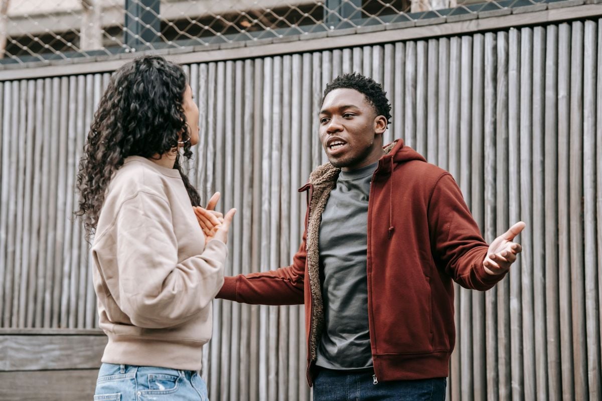 Muchas veces reaccionamos más a cómo nos hablan que a las propias palabras. (Foto: Keira Burton / Pexels)