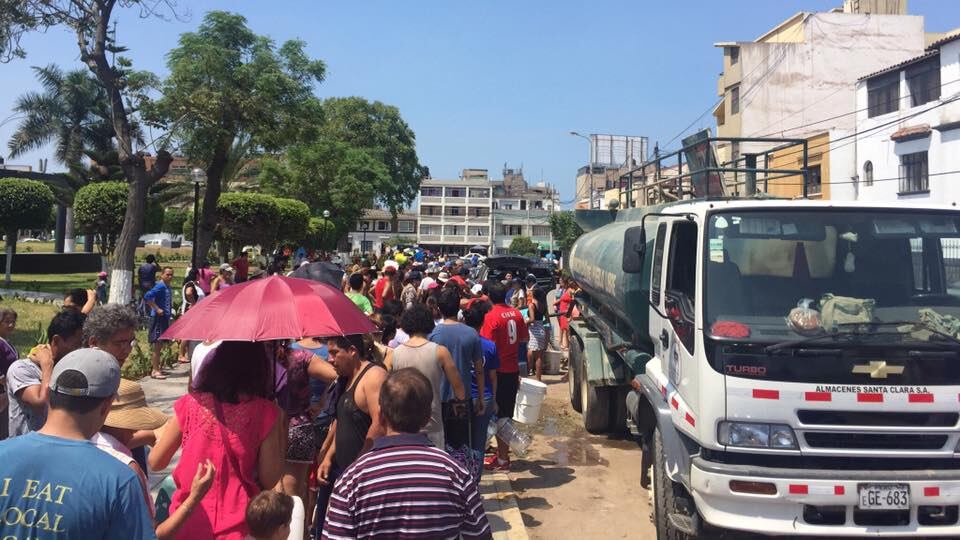 En marzo del 2017, se formaron enormes colas en distintos distritos de Lima debido al corte del servicio de agua potable por el Fenómeno El Niño.
