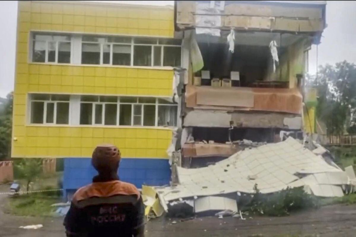 Una imagen facilitada por el Ministerio de Emergencias de Rusia muestra a los equipos de rescate caminando entre los escombros frente a un edificio dañado tras el terremoto en Kamchatka. Foto: EFE/EPA/MINISTERIO DE EMERGENCIAS DE RUSIA