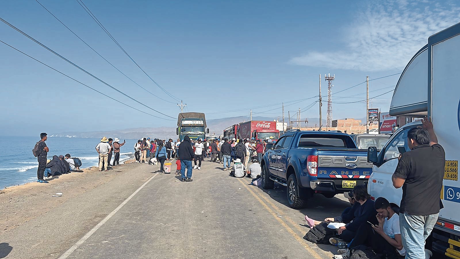 Cientos de camiones varados en la carretera Panamericana. Foto: Difusión.