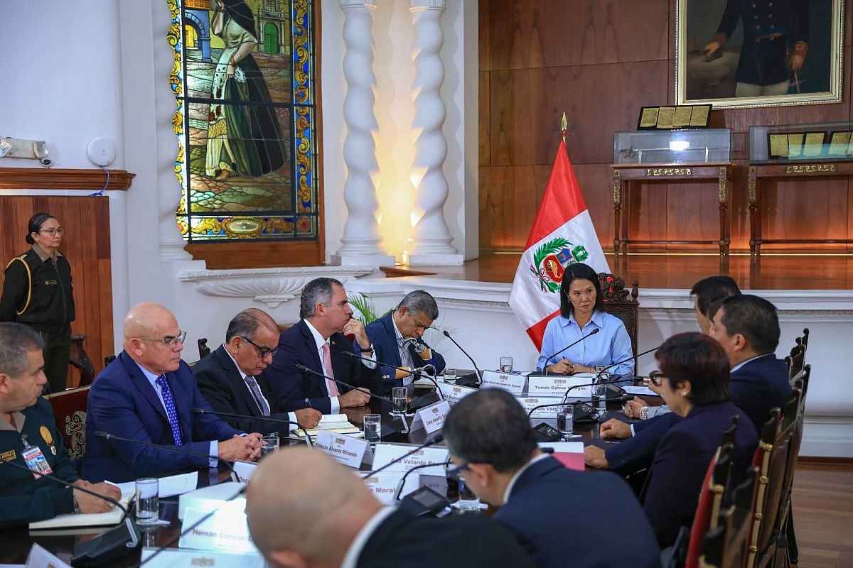 Keiko Fujimori en reunión con Tomás Gálvez, Patricia Benavides y el alto mando de la PNP liderado por Óscar Arriola. (Foto: Presidencia)