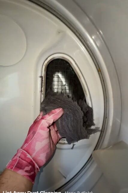 Al seguir inspeccionando, el especialista retiró la tapa de ventilación y encontró una gruesa capa de pelusa acumulada. (Foto: @lintawayductcleaning)