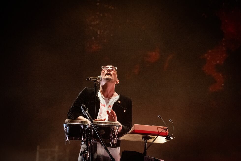 "¡Qué hermoso concierto! exclamó "León Larregui en el tramo final de un show en el que la gente le pedía más temas.