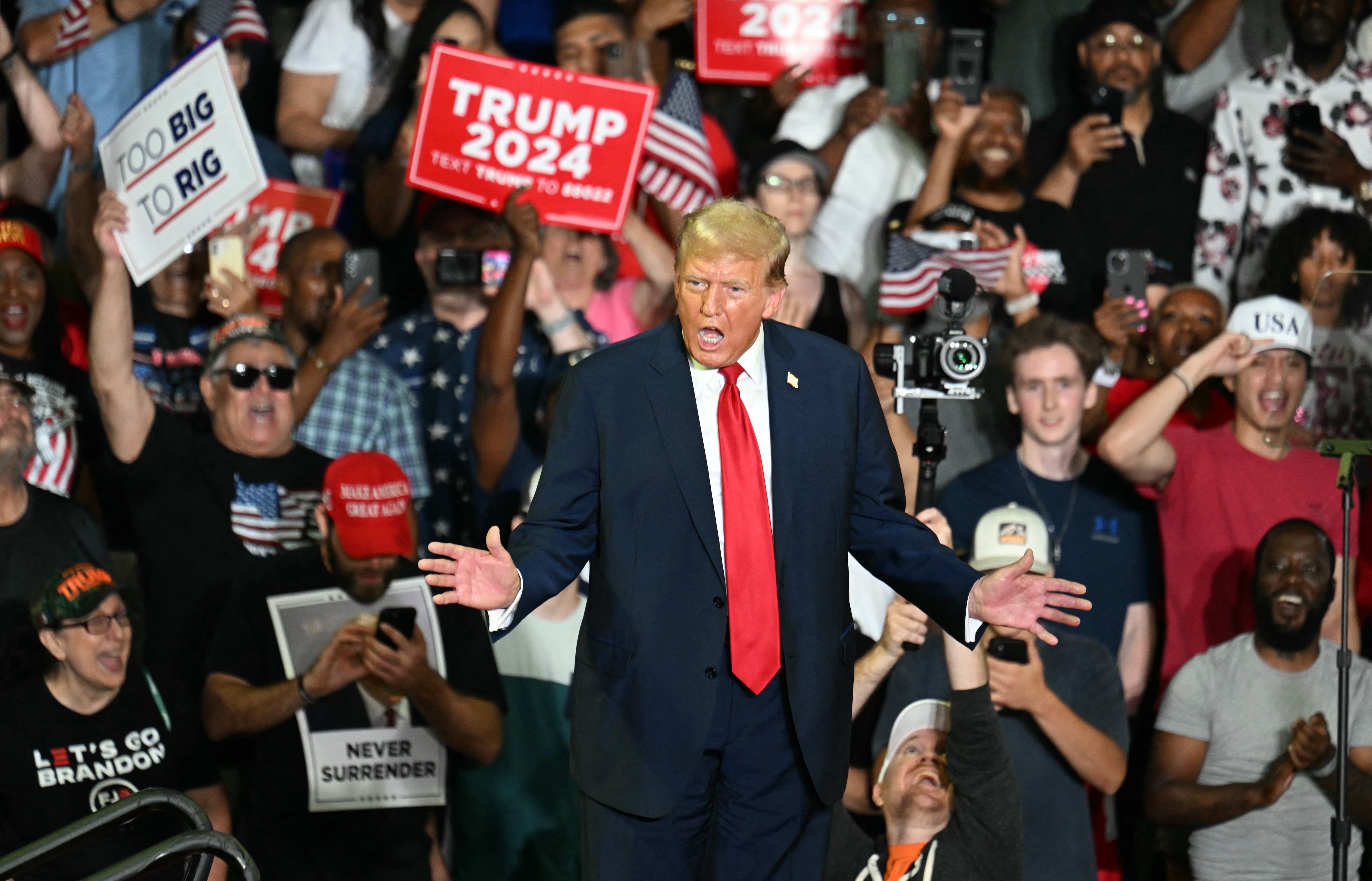 El expresidente de Estados Unidos y candidato presidencial republicano Donald Trump llega para hablar en un mitin en Filadelfia el 22 de junio de 2024. (Foto de Jim WATSON / AFP).
