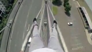 Jóvenes arriesgan su vida deslizándose por cables de un puente