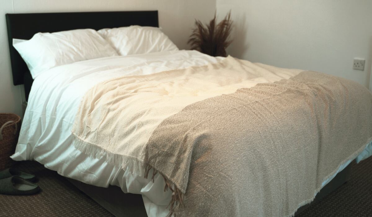La cama de una habitación con un edredón. (Imagen: Cameron Gawn / Pexels)