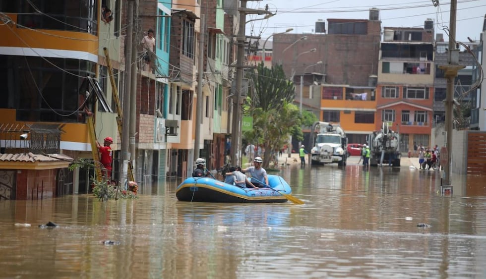 El colapso del colector Canto Grande provocó la inundación de la Av. Próceres y de 300 viviendas en SJL hace 5 años. (Foto: Giancarlo Ávila)