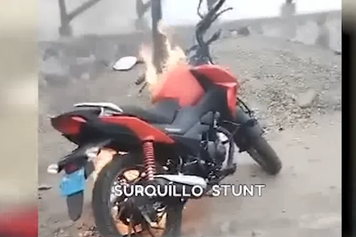 Tres ciudadanos venezolanos quemaron la motocicleta de uno de sus compatriotas que trabajaba como repartidor de delivery. (Foto: Captura/Panamericana)