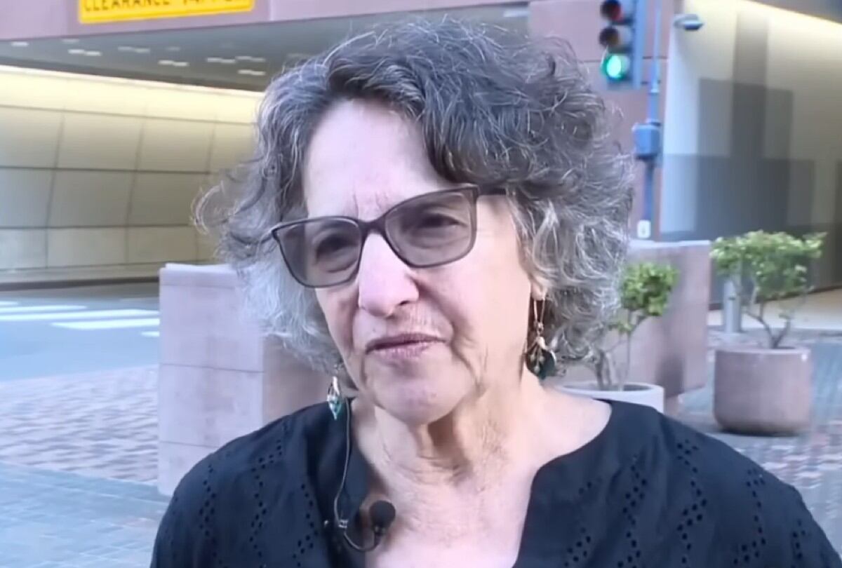 Barbara Stone, de 71 años, fue arrestada tras grabar una detención en la corte de inmigración de San Diego. | Crédito: YouTube ABC 10 News