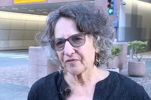 Grababa una detención en corte de San Diego y terminó arrestada: ICE la acusa de empujar a un oficial