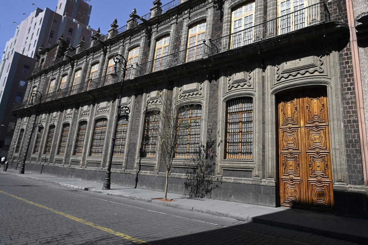 Las calles de la Ciudad de México se ven distintas con la aparición de charcos amarillos (Foto: AFP)