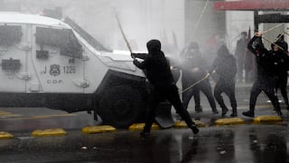 Chile: encapuchados vandalizan exteriores de La Moneda en vispera de los 50 años del golpe de Estado