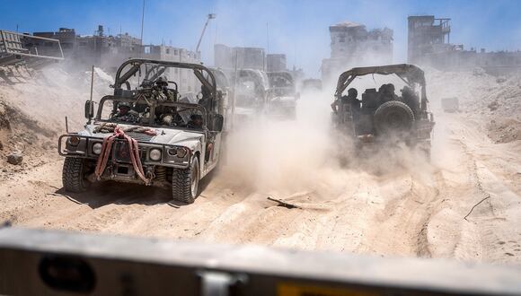 Vehículos del ejército israelí transportan a un grupo de soldados y periodistas dentro del sur de la Franja de Gaza, el 3 de julio de 2024. (Foto de Ohad Zwigenberg / POOL / AFP)