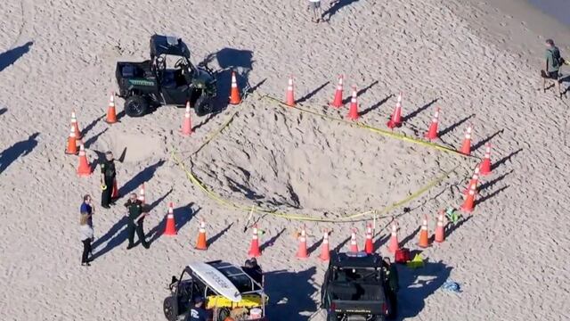 Una niña de 7 años muere enterrada en el hoyo que cavó en una playa de Florida