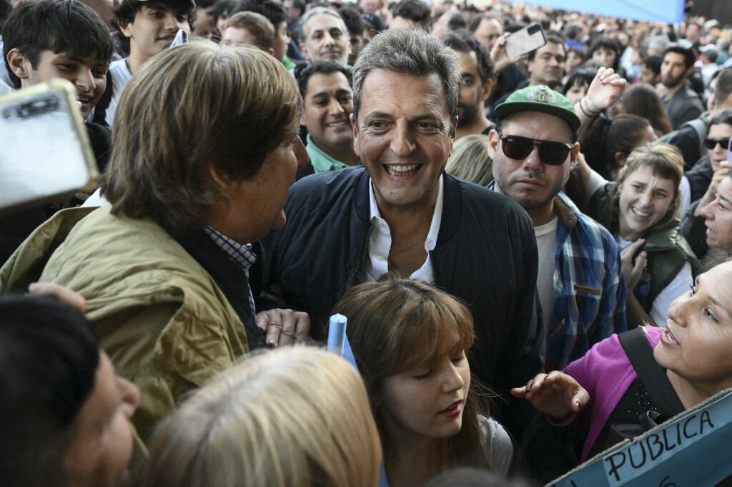 Rostros de la oposición, como el exministro de Economía y candidato presidencial, Javier Massa, participaron de la marcha, generando malestar en muchos estudiantes.