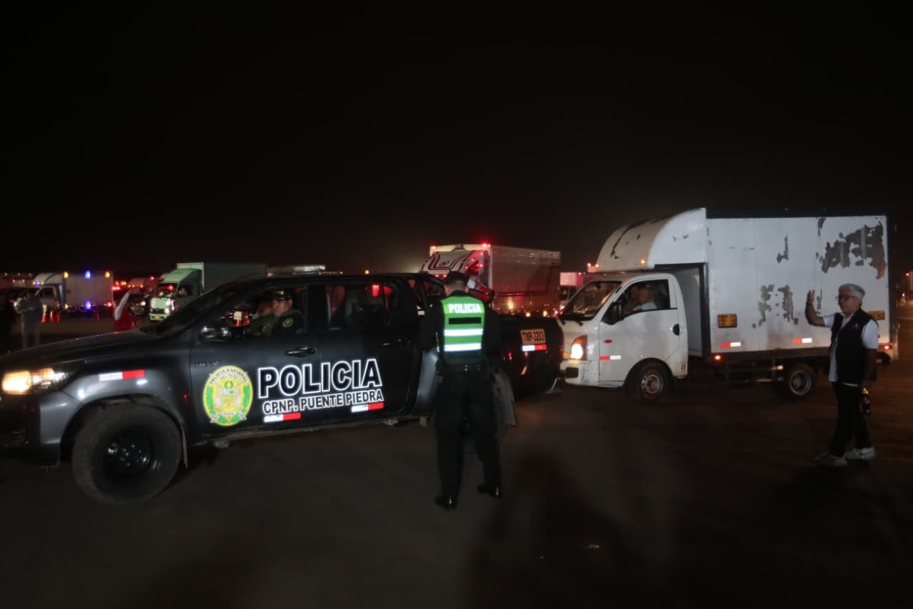 Durante el despliegue del material electoral se contó con resguardo policial. Foto: GEC.