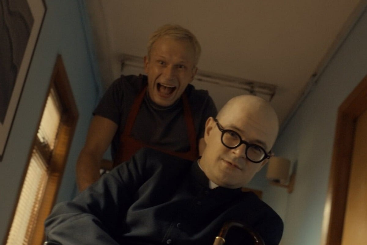 Patrick divirtiéndose con el padre Jan en la película polaca "Johnny" (Foto: Next Film)