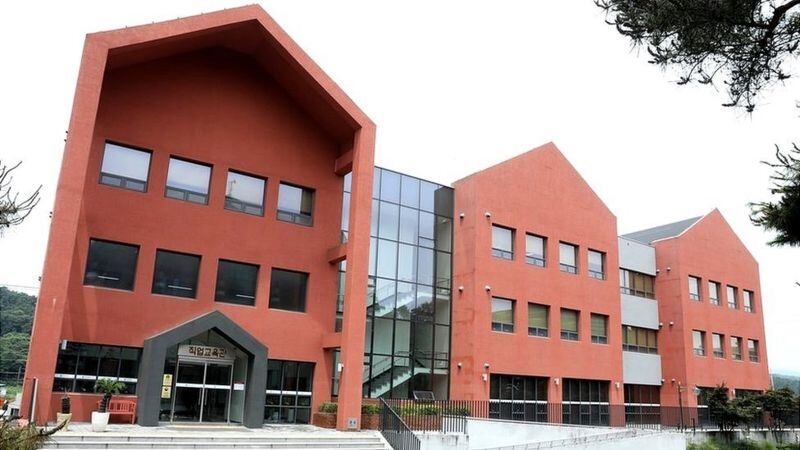 Las instalaciones, que están rodeadas por una valla alta con una puerta vigilada, incluye un centro de trabajo. (MINISTERIO DE UNIFICACIÓN).