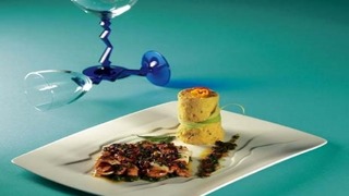 Red de mero y calamar con molde de tamalito y mantequilla de culantro